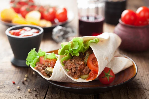 Tortilla avvolge con carne e verdure — Foto Stock