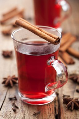 Bir bardak sıcak şarap.