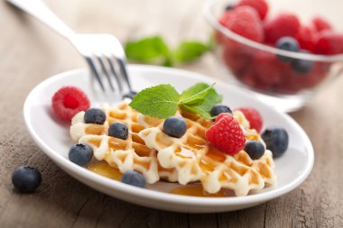 Taze böğürtlen ve ballı waffle.