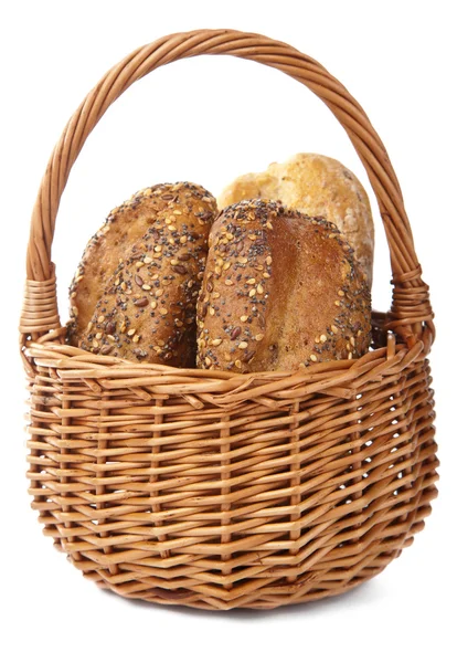 Здоровый хлеб в корзине изолирован — стоковое фото