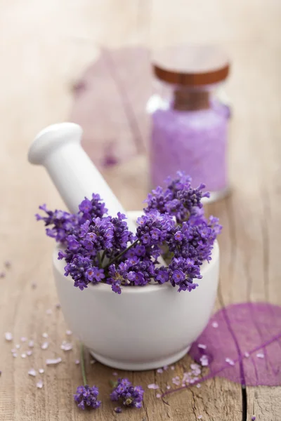 Wellness-Set mit frischem Lavendel — Stockfoto