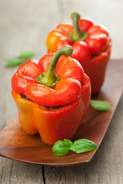 Gevulde paprika met vlees en groenten — Stockfoto