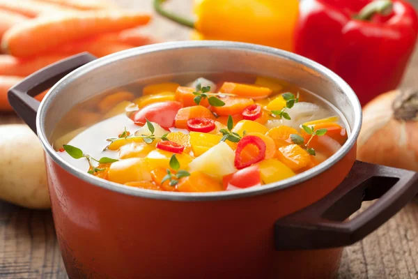 Овощной суп в горшке — стоковое фото