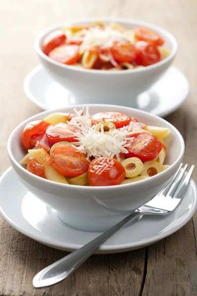 Pasta met tomaten en salami — Stockfoto