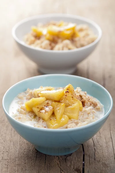 Cereal con manzana caramelizada — Foto de Stock