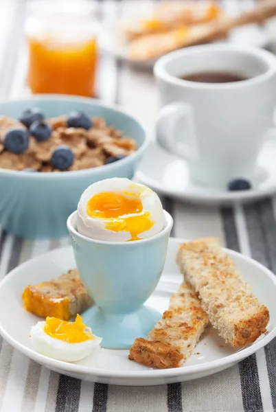 Desayuno saludable con huevos y cereales — Foto de Stock