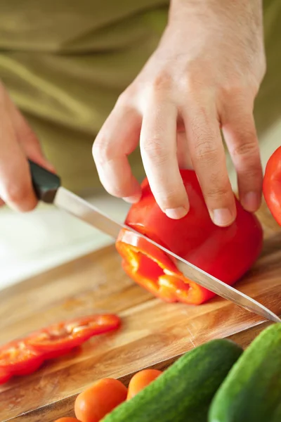 Man cutting vegetables for salad — Stock Photo, Image