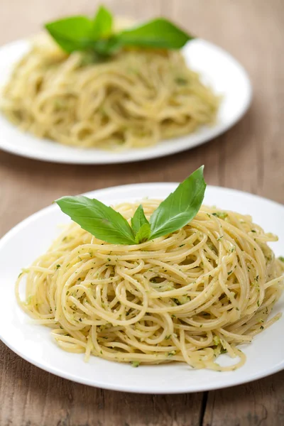 Espaguetis con salsa de pesto —  Fotos de Stock