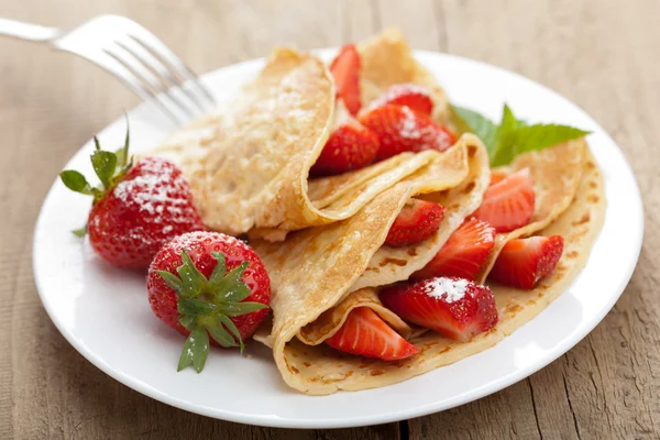 Pfannkuchen mit Erdbeere — Stockfoto