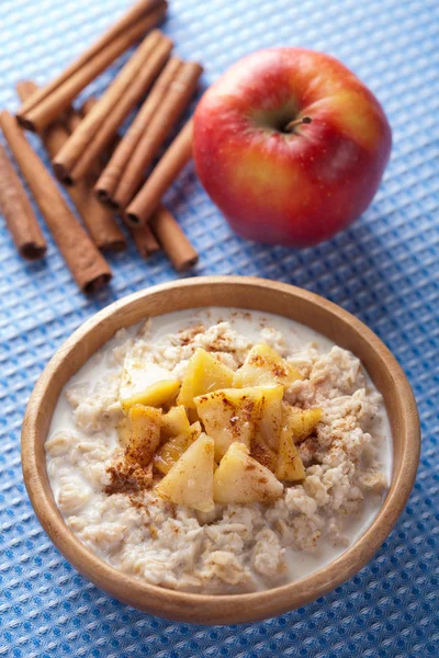 Cereal con manzana caramelizada — Foto de Stock