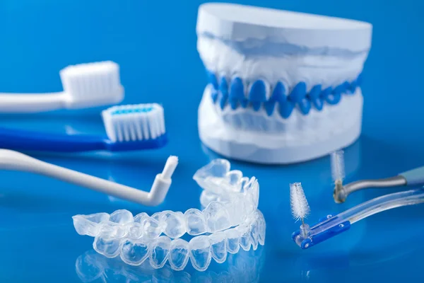 Индивидуальный поднос для отбеливания и зубных щеток — стоковое фото