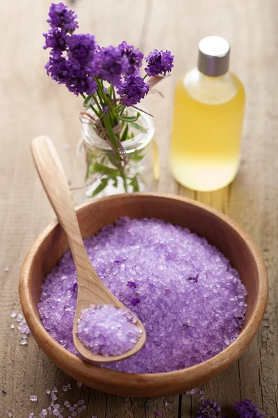 Wellness-Set mit frischem Lavendel — Stockfoto