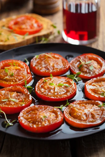 Gebackene Tomaten mit Kräutern und Olivenöl — Stockfoto