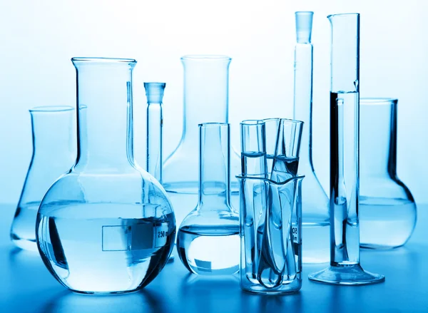 Artículos de vidrio de laboratorio químico — Foto de Stock
