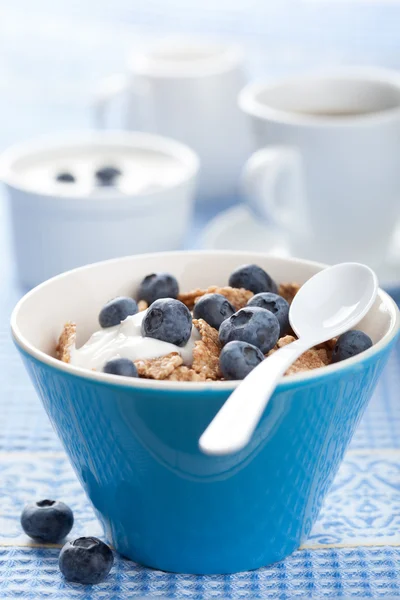 Fiocchi di mais con mirtillo e yogurt — Foto Stock