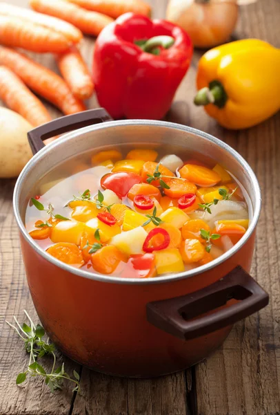 Sopa de verduras en olla — Foto de Stock