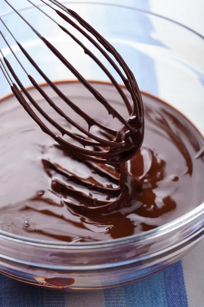 Eritilmiş çikolata yemek pişirmek için — Stok fotoğraf