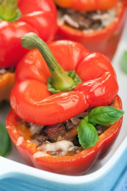 et ve sebze ile doldurulmuş biber