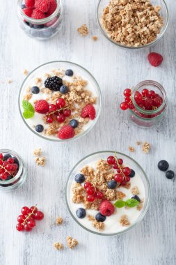 Yoğurt ve granola ile sağlıklı kahvaltı