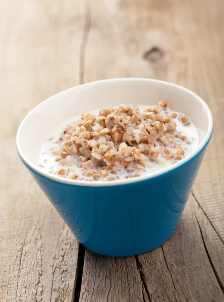 Buchweizen-Grütze mit Milch — Stockfoto