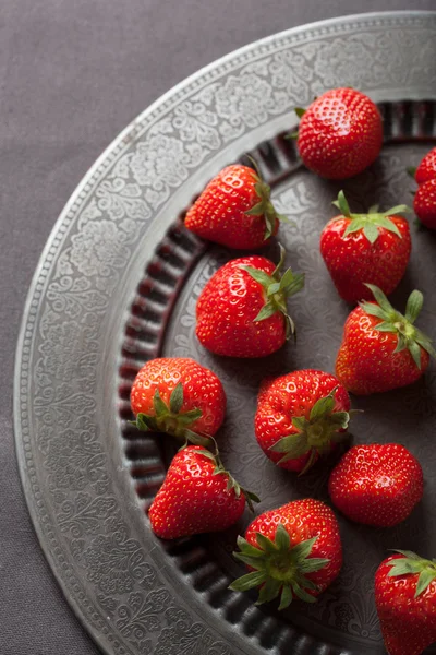 Fragola su piatto d'epoca — Foto Stock