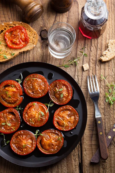 香草与橄榄油烤的番茄 — 图库照片
