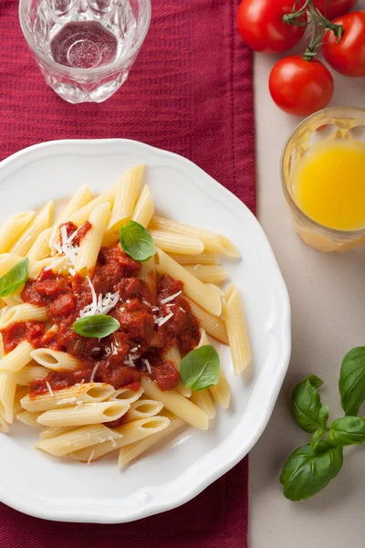 Pasta italiana con salsa di pomodoro — Foto Stock