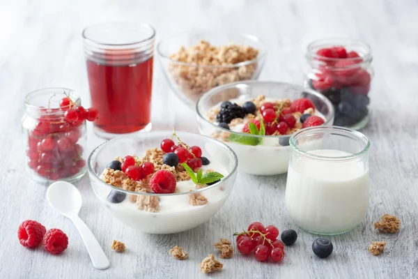 Petit déjeuner sain avec yaourt et granola — Photo