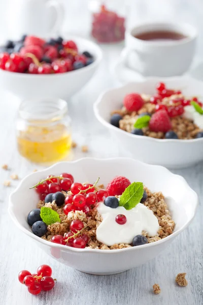 Pequeno-almoço saudável com iogurte e granola — Fotografia de Stock