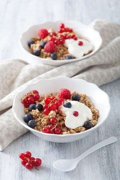 Hälsosam frukost med yoghurt och granola — Stockfoto