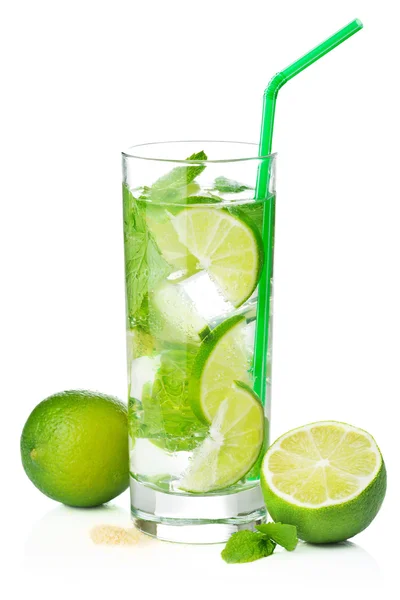 Färska mojito cocktail isolerade — Stockfoto