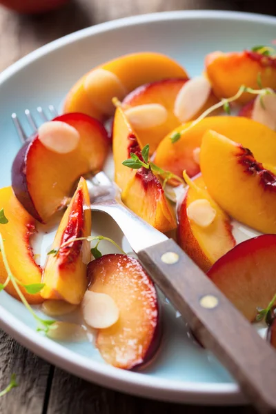 Nectarines et prunes au sirop — Photo