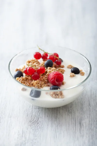 Здоровый завтрак с йогуртом и мюсли — стоковое фото