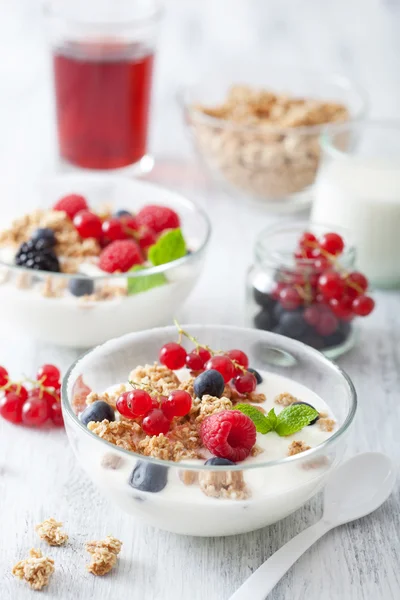 Gesundes Frühstück mit Joghurt und Müsli — Stockfoto