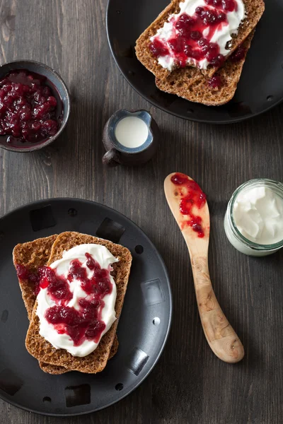 크림 fraiche 및 lingonberry 잼 빵 — 스톡 사진