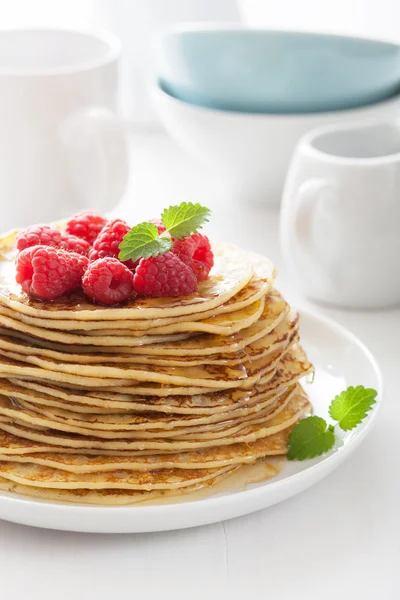 Pannkakor med honung och hallon — Stockfoto