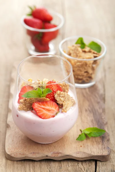 Yaourt aux fraises avec flocons de maïs et menthe — Photo