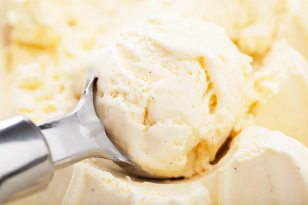 Cucharada de helado de vainilla —  Fotos de Stock