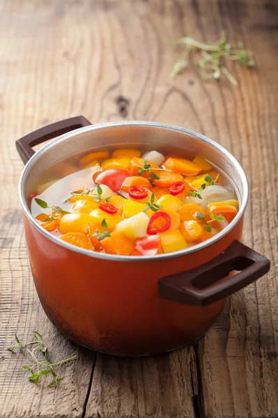 Sopa de verduras en olla —  Fotos de Stock