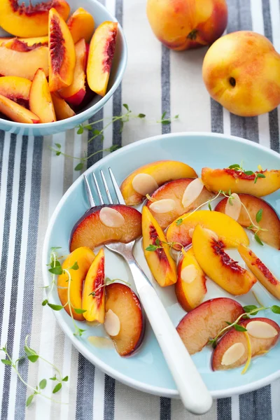 Nectarines and plums in syrup — Stock Photo, Image