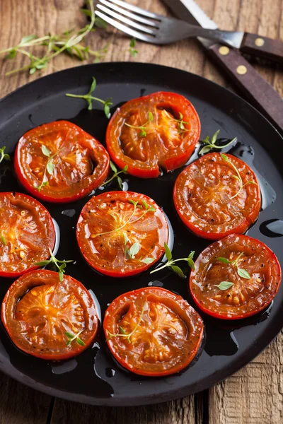 Tomates al horno con hierbas y aceite de oliva — Foto de Stock