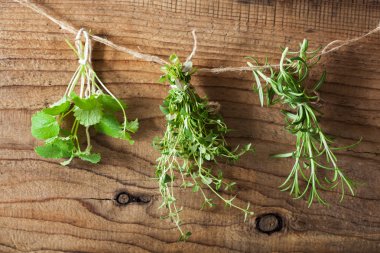 taze onun bir ipte asılı