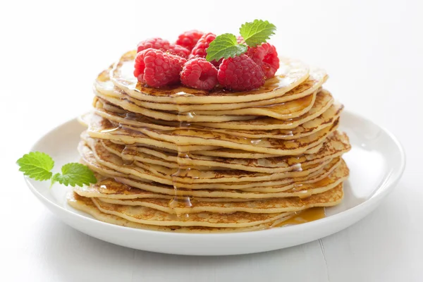 Pancakes with honey and raspberry — Stock Photo, Image