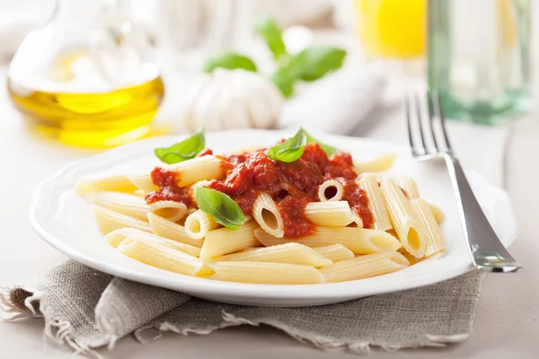 Italské těstoviny s rajčatovou omáčkou — Stock fotografie