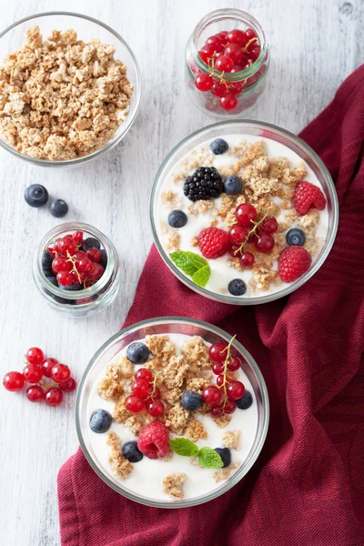 Desayuno saludable con yogur y granola —  Fotos de Stock