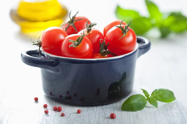 Tomates cherry y albahaca en cazuela —  Fotos de Stock