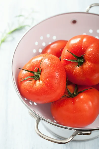Tomates frescos de ternera en colador —  Fotos de Stock