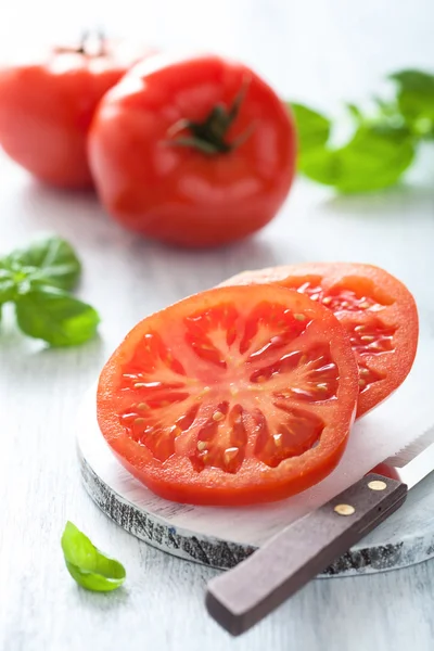 Яловичий помідор нарізаний на ріжучій дошці — стокове фото