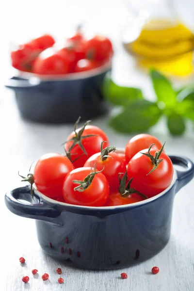 Tomates cereja e manjericão em caçarola — Fotografia de Stock
