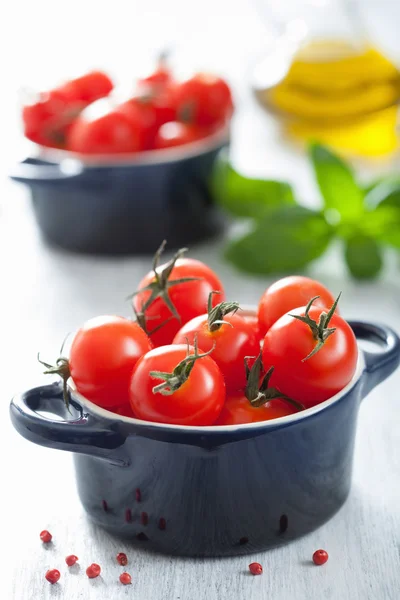 Tomates cherry y albahaca en cazuela — Foto de Stock